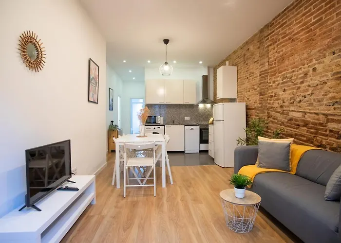 2Sic1033 - Bright Flat Near Sagrada Familia